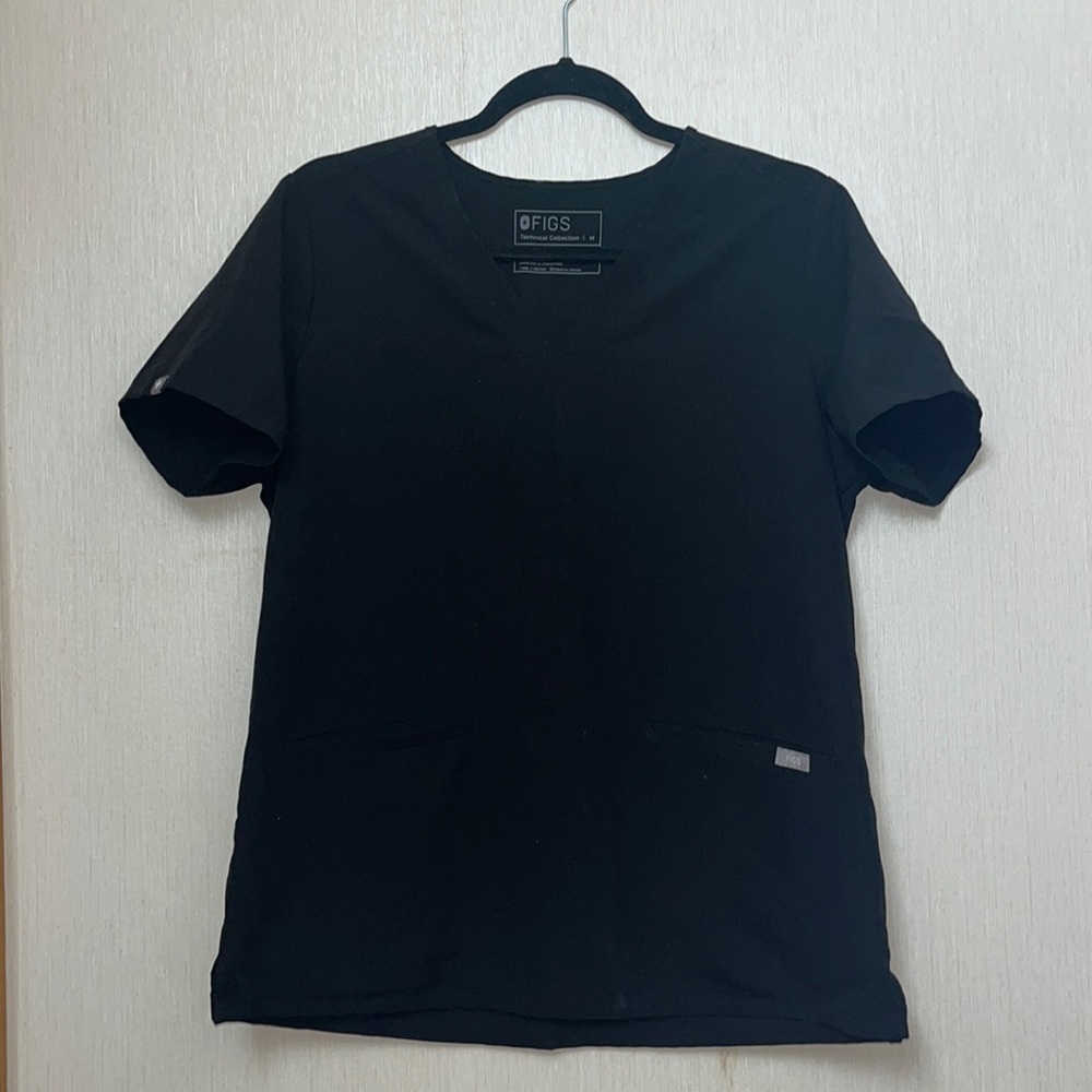 FIGS Women’s Black Casma Two Pocket Scrub Top